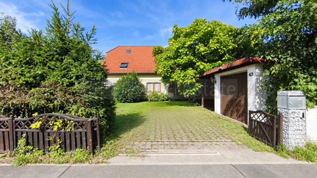 Grundstückseinfahrt mit Garage