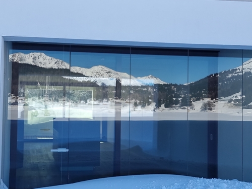 so spiegelt sich die Seelandschaft im Loggia Fenster