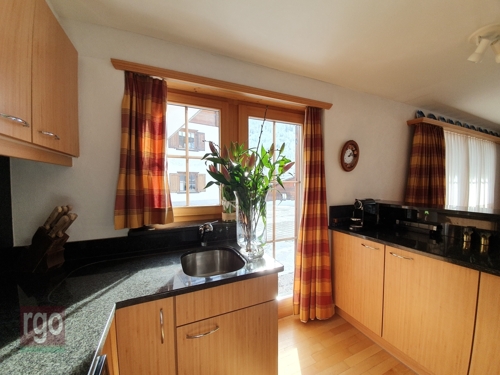 mit direktem Aussenzugang zur Küche