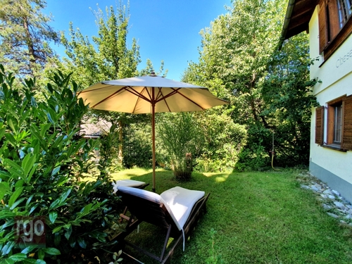 mit lauschigem Plätzchen vor dem Haus