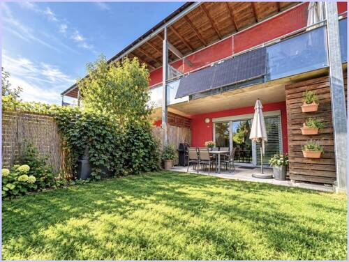Moderner Gartenhof mit Terrasse und Balkon