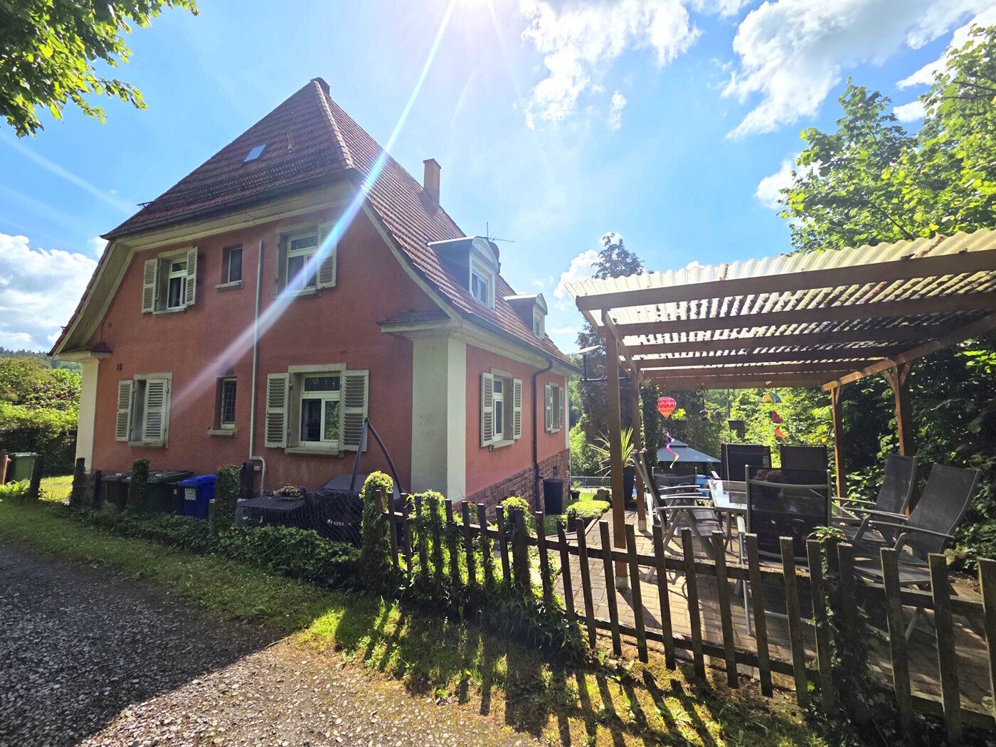 Hausansicht / Terrasse