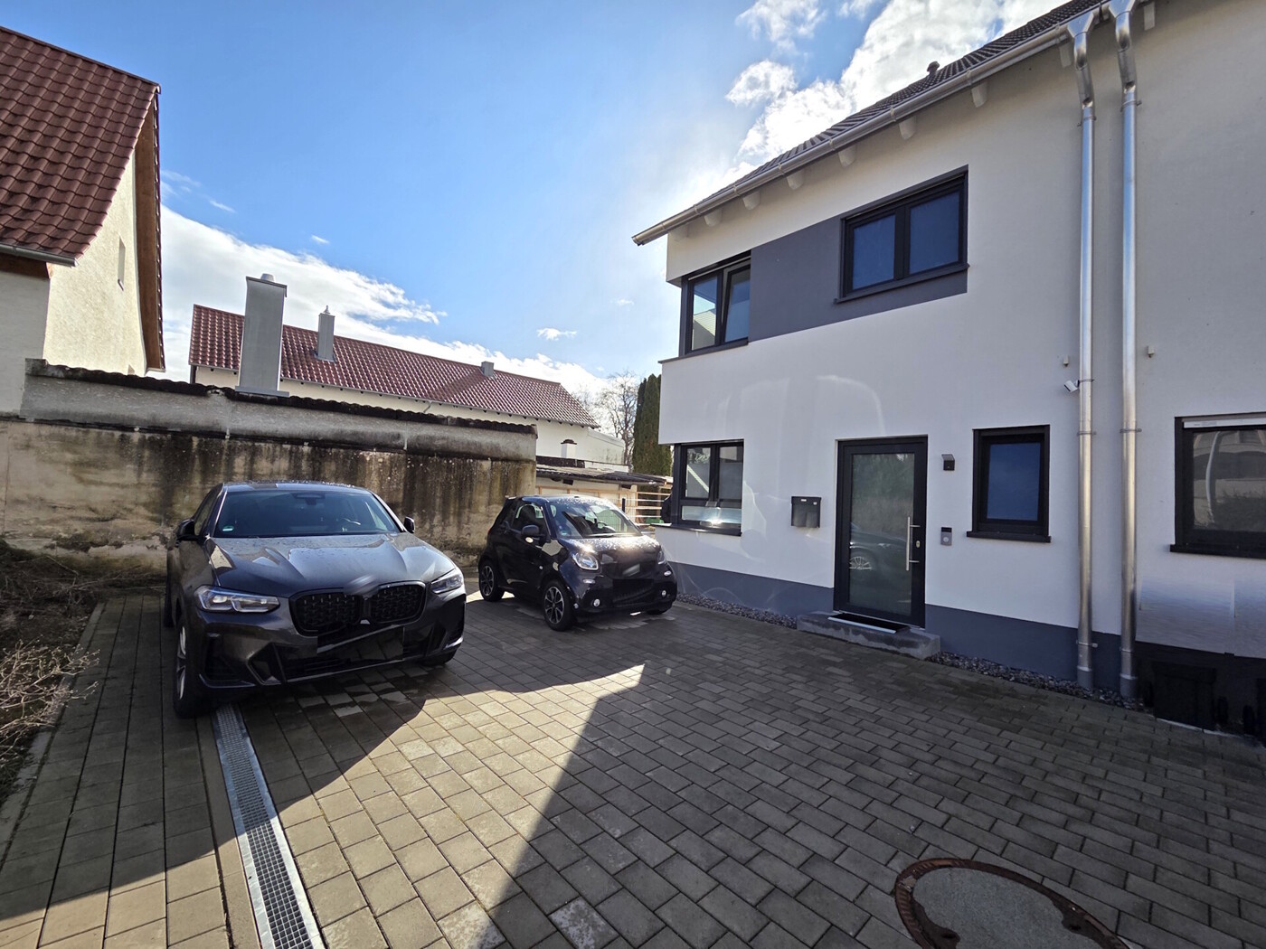 Hausansicht / Parkplätze