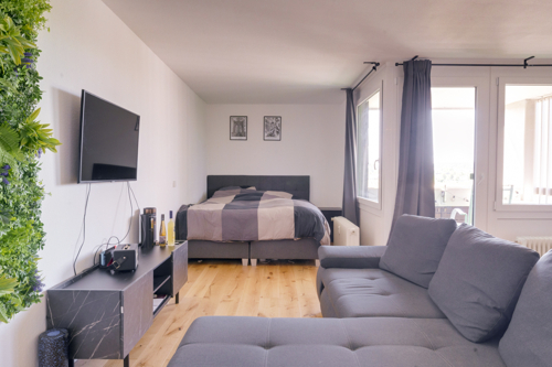 Wohnbereich mit Bett