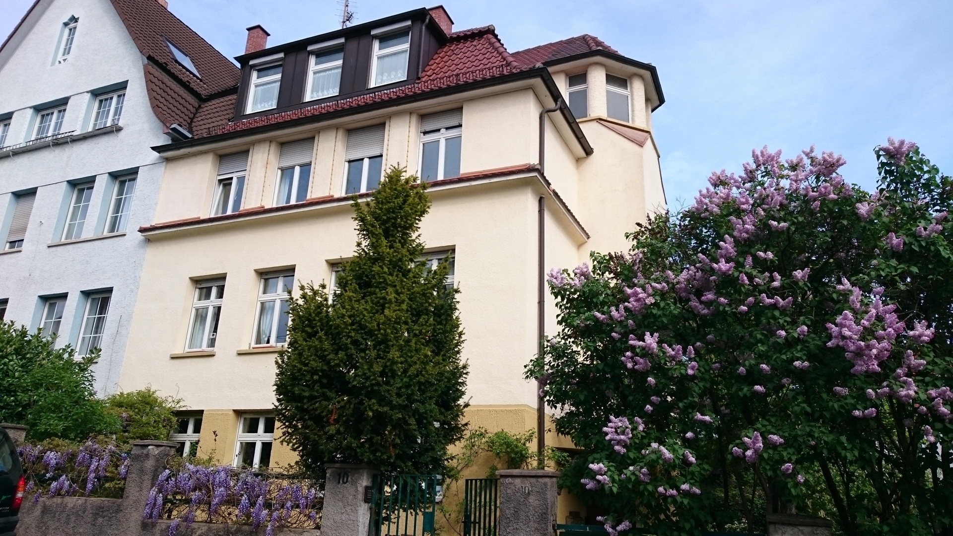Stuttgart-West: Großzügige Wohnung mit offenem Wohn-/Essbereich, Glasbaustein-Wand & Ankleide - Photo 2