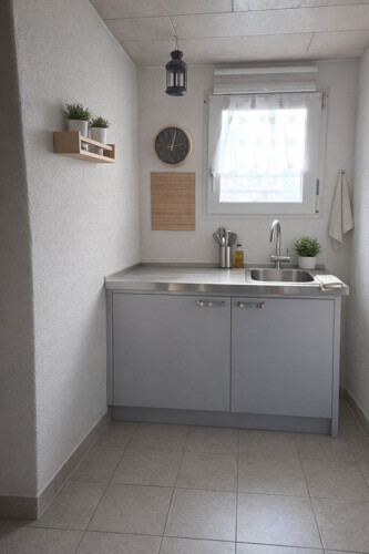 Kleine moderne Küche mit natürlichem Licht