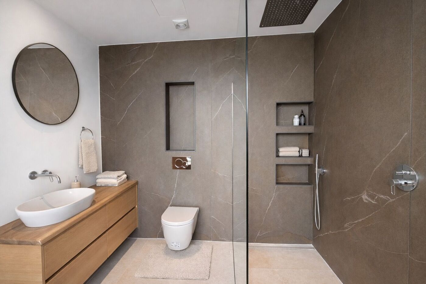Ausgestattetes Designer-Badezimmer