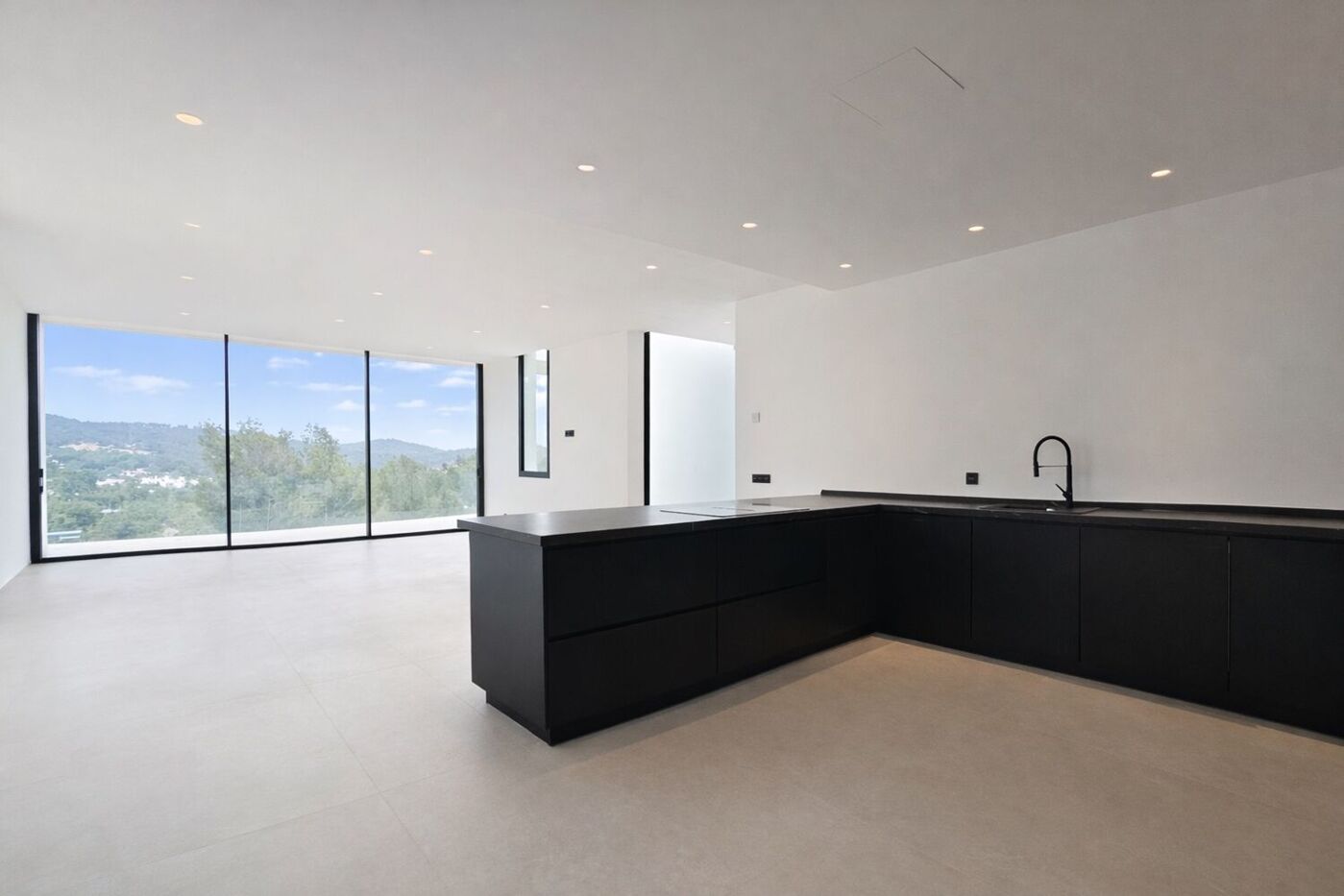 Moderne Küche mit Ausblick