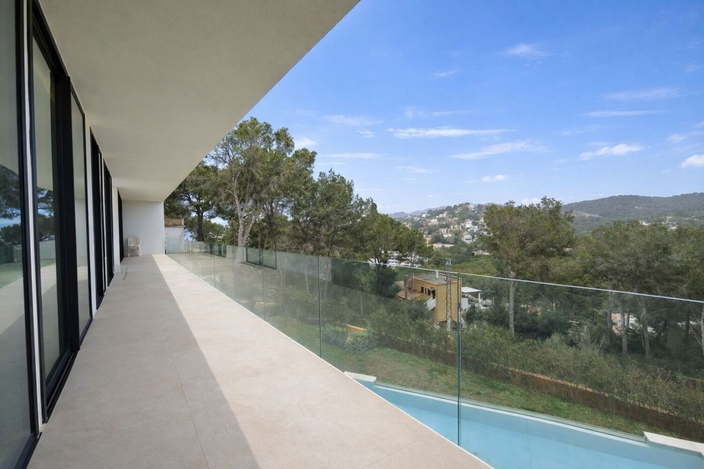 Langer Balkon mit Glasgeländer