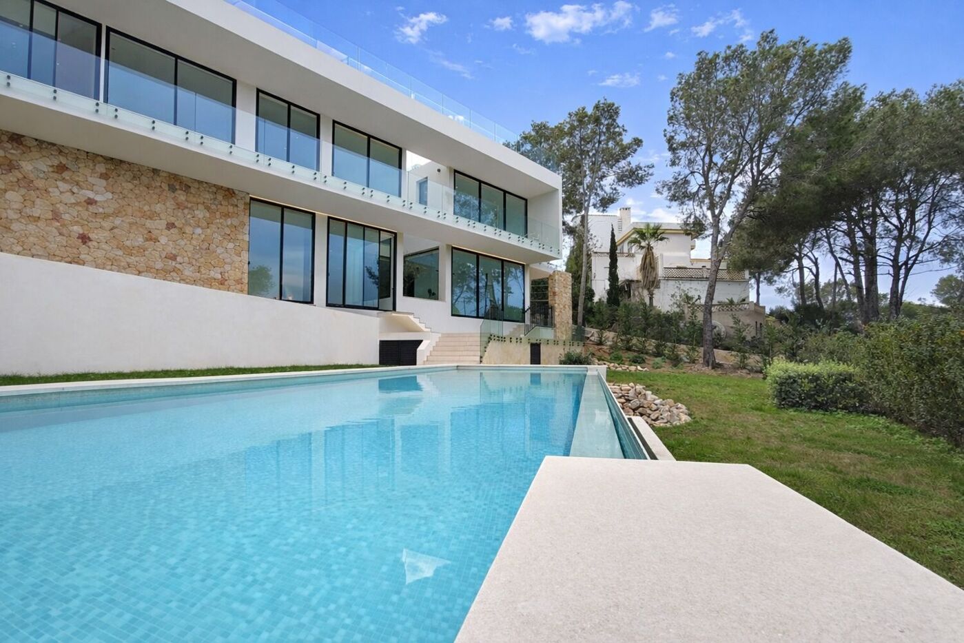 Außenansicht mit Infinity-Pool