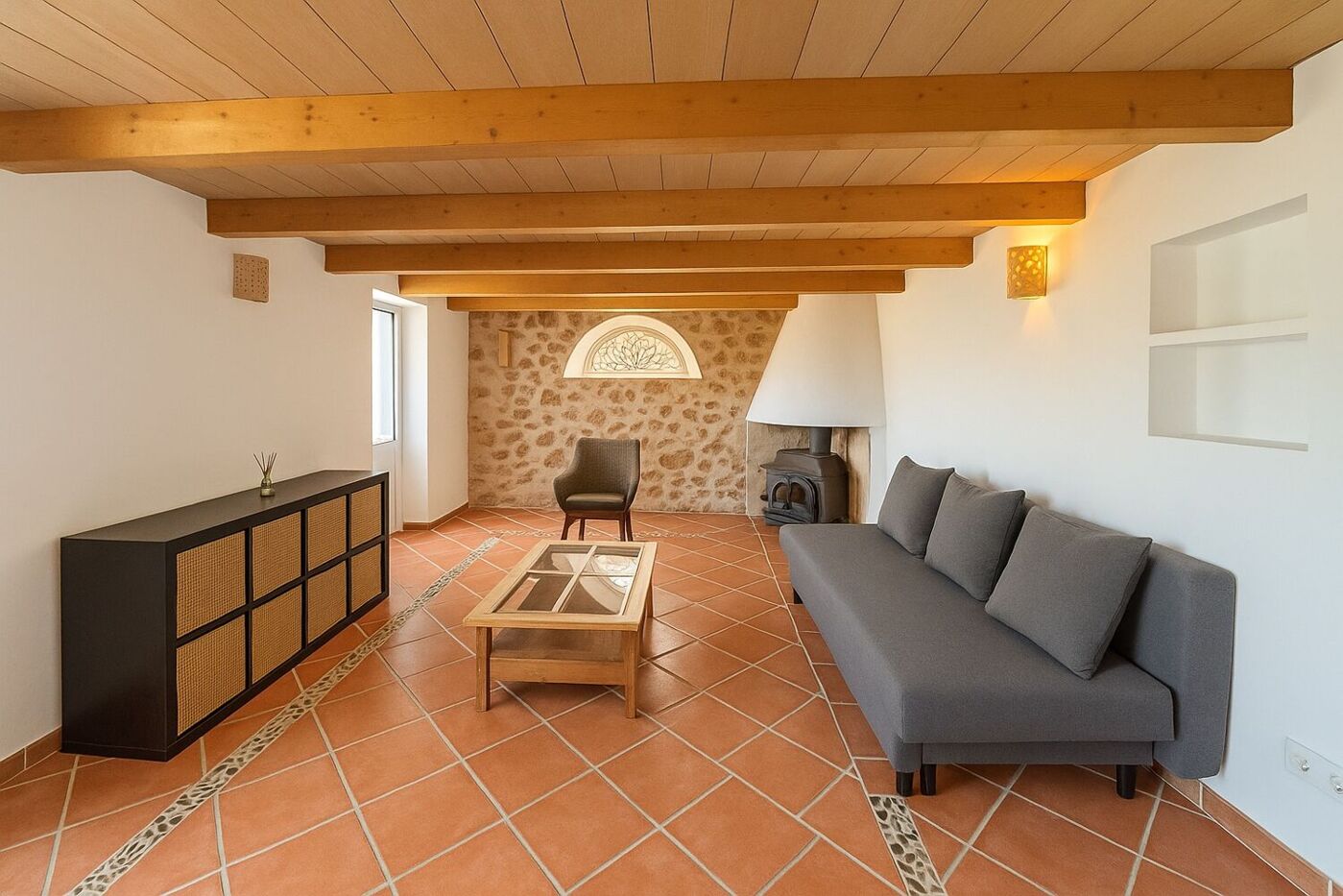 Helles Wohnzimmer mit Steindetails