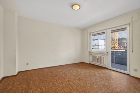 Schlafzimmer mit Zugang zum Balkon
