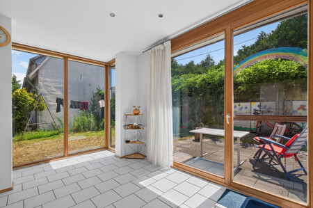 Essecke mit Blick in den Garten
