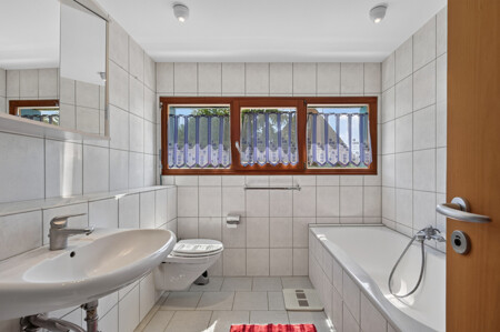 Obergeschossbad mit entspannender Badewanne