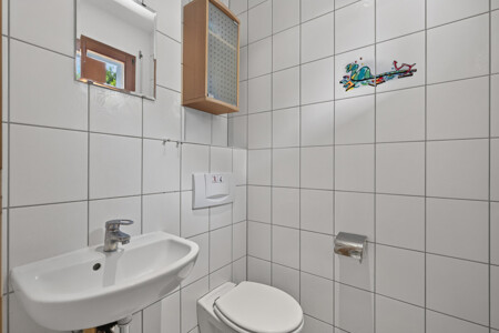 Separates Gäste-WC im Eingangsbereich
