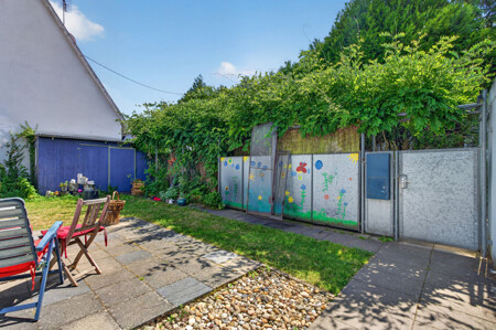 Aussicht vom Terrassenbereich in den grünen Garten 