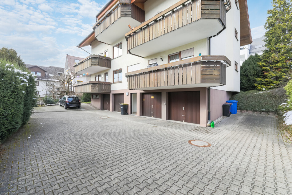 Rückansicht mit Garagen und Stellplätzen