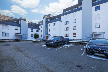 Außenansicht mit Parkbereich