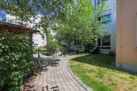 Gebäuderückseite mit Gartenanlage