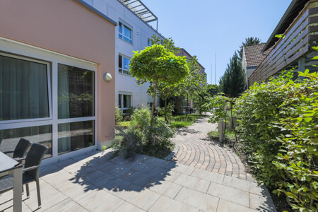 Gebäuderückseite mit Gartenanlage