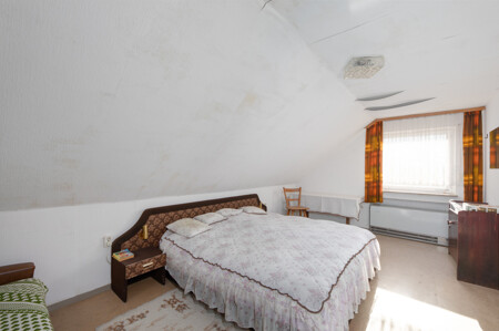Haus links: Schlafzimmer DG