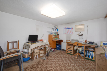 Haus links: Lager/Büro UG