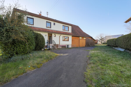 Haus rechts mit Hofzufahrt