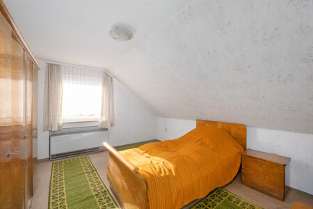 Haus links: Schlafzimmer DG
