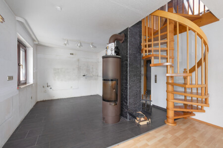 Küchenbereich und Treppe OG Vorderhaus