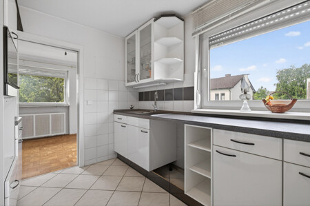 Küche mit Ansicht zum Esszimmer