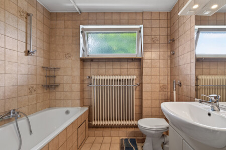 Badezimmer mit Waschmaschinenanschluss