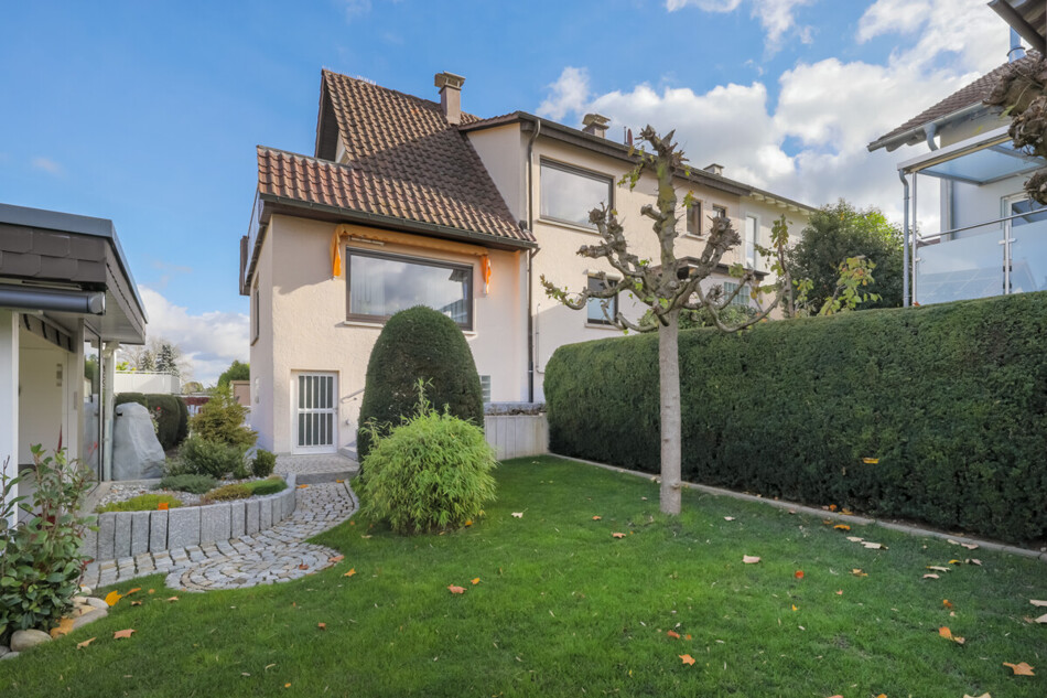 Gepflegte DHH m. Garten 