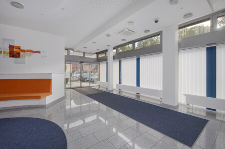 Eingangsbereich und Schalterraum