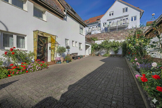 Hof und Hauseingang (mit KI aufgeräumt)