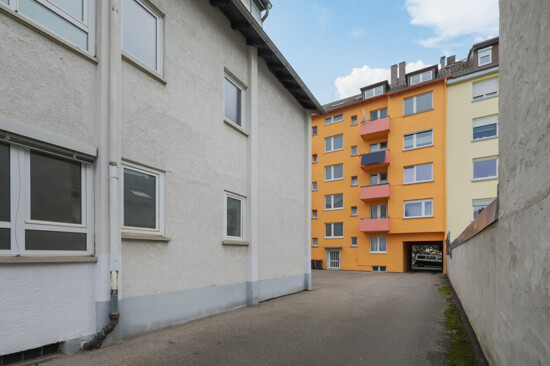 Ansicht Gewerbeeinheit und Mehrfamilienhaus und Gewerbegebäude