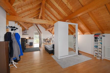 Blick vom Schlafbereich zum Wohnbereich