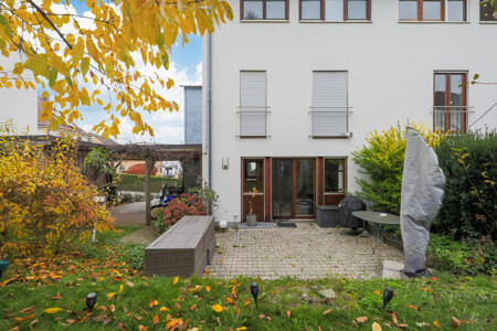 Rückansicht und Terrasse