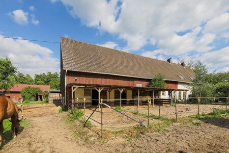 Rückansicht mit Hausstall