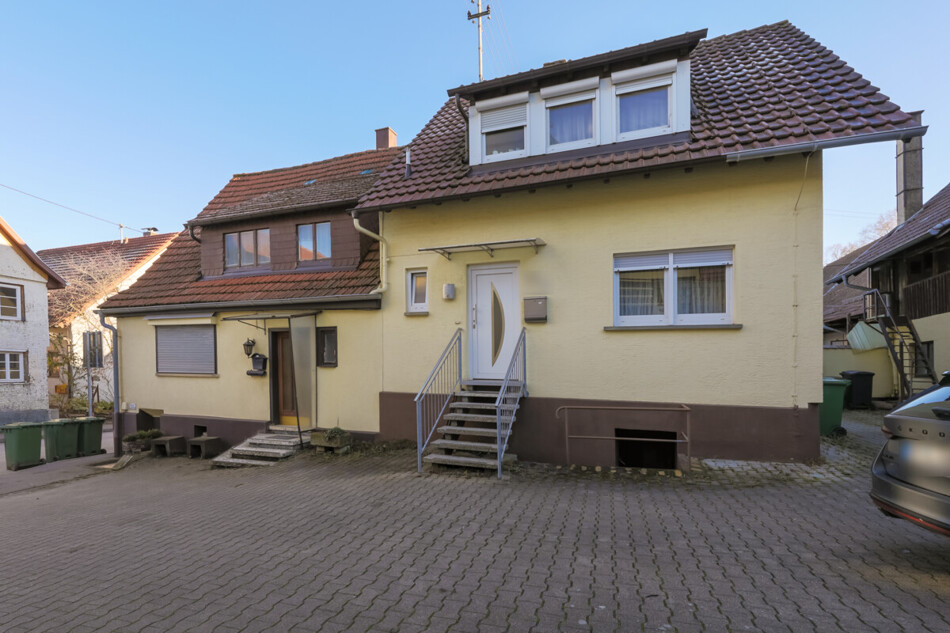 Außenansicht Haupthaus und Anbau