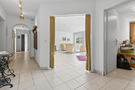 Flur mit Blick in Wohnzimmer und Küche