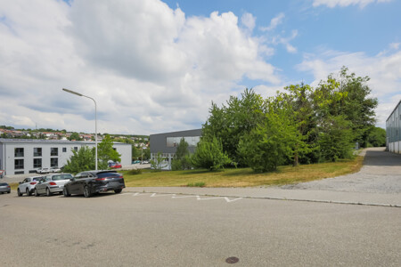 Straßenansicht mit Zufahrt Rückseite