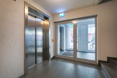 Eingangsbereich und Aufzug