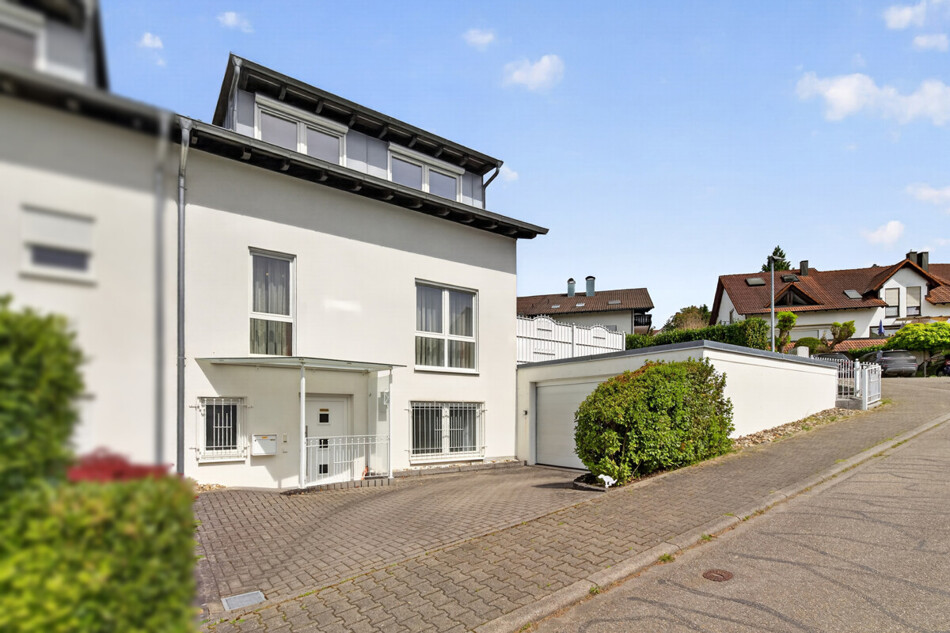 Hauseingang mit Garage