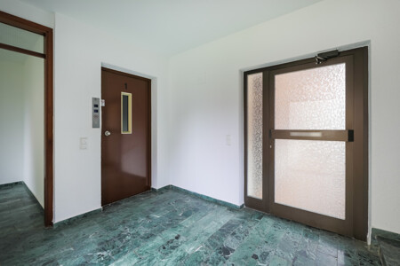 Treppenhaus mit Aufzug