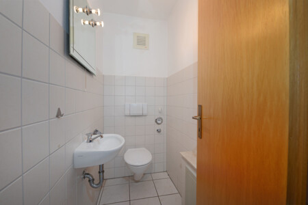 Sep. WC EG Wohnung links