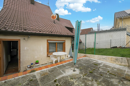 Rückansicht und Terrasse rechts