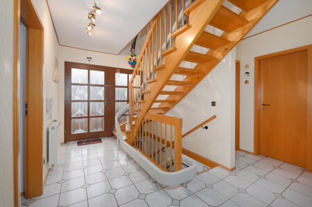 Eingang und Treppenhaus OG