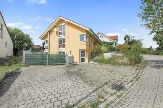 Eingang Praxis/Stellplatz 