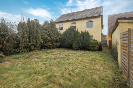 Vorderansicht und Vorgarten