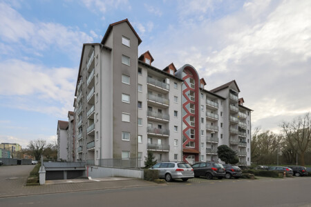 Eingangsseite und Zufahrt TG